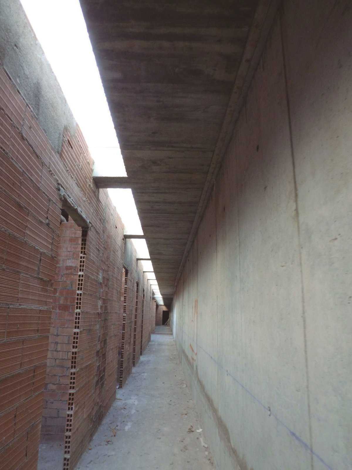 Antes y después de la colocación del pavimento continuo en el pasillo de acceso