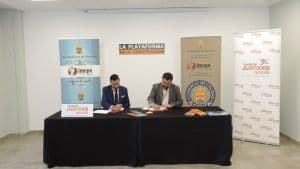 Firma del acuerdo entre Roncalli y La Plataforma de la Construccion