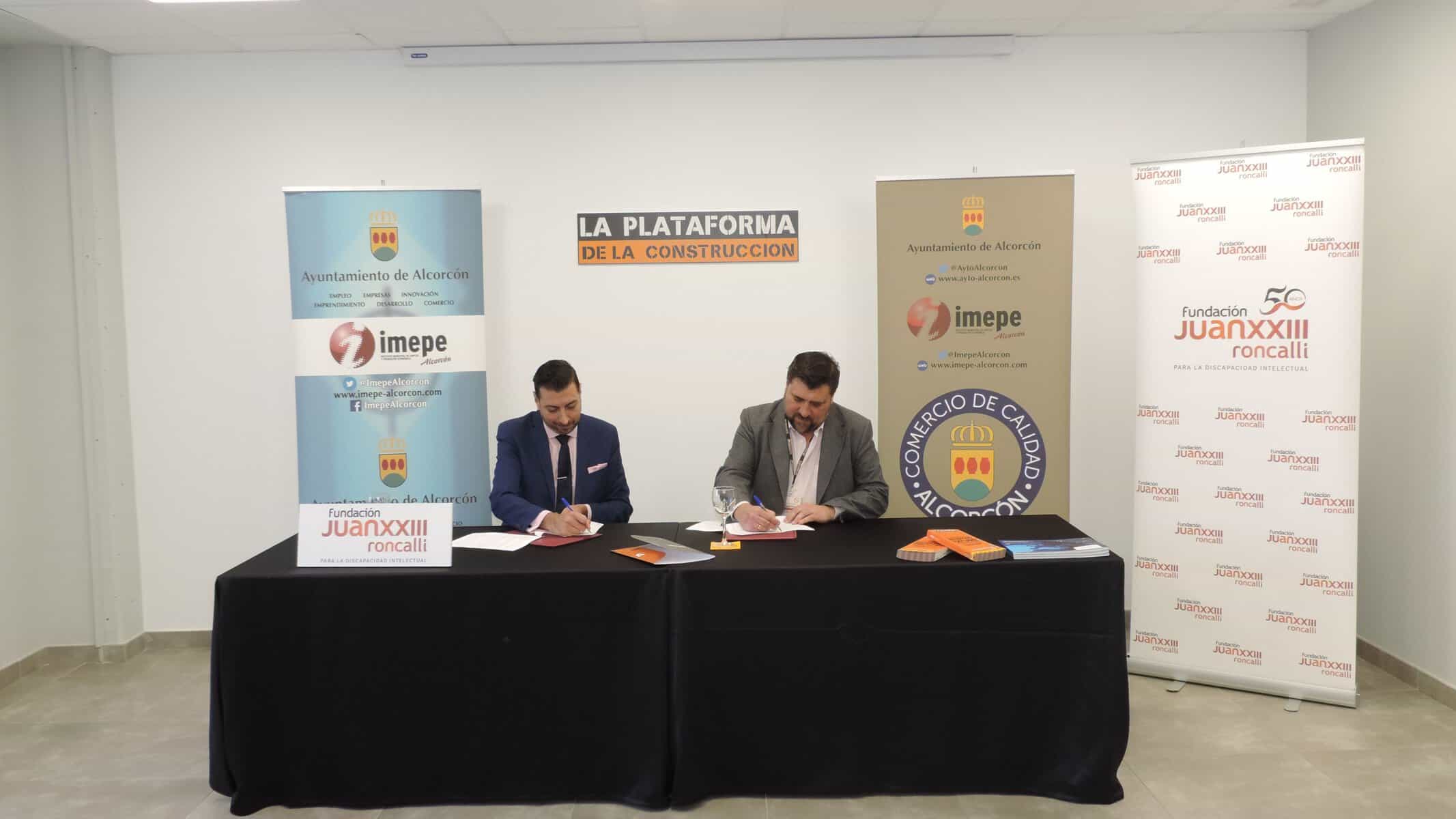 Firma del acuerdo entre Roncalli y La Plataforma de la Construccion