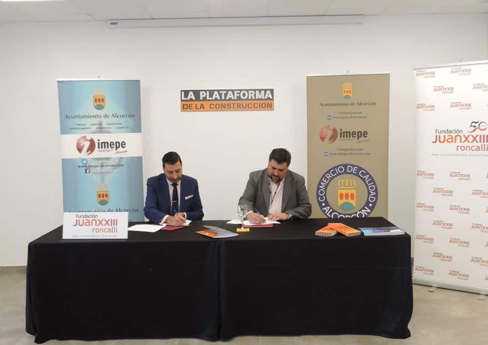 Firma del acuerdo entre Roncalli y La Plataforma de la Construccion
