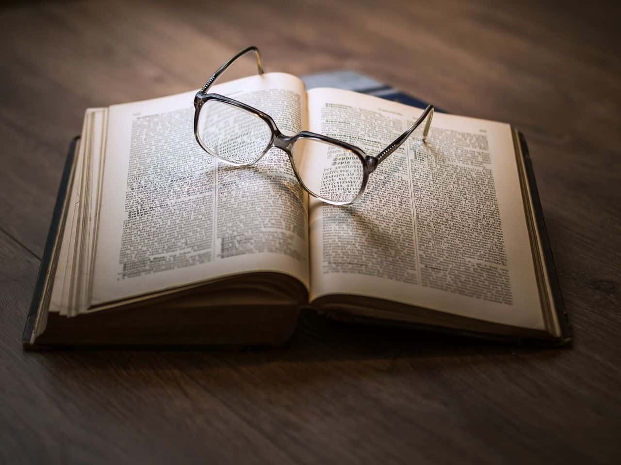 libro y gafas