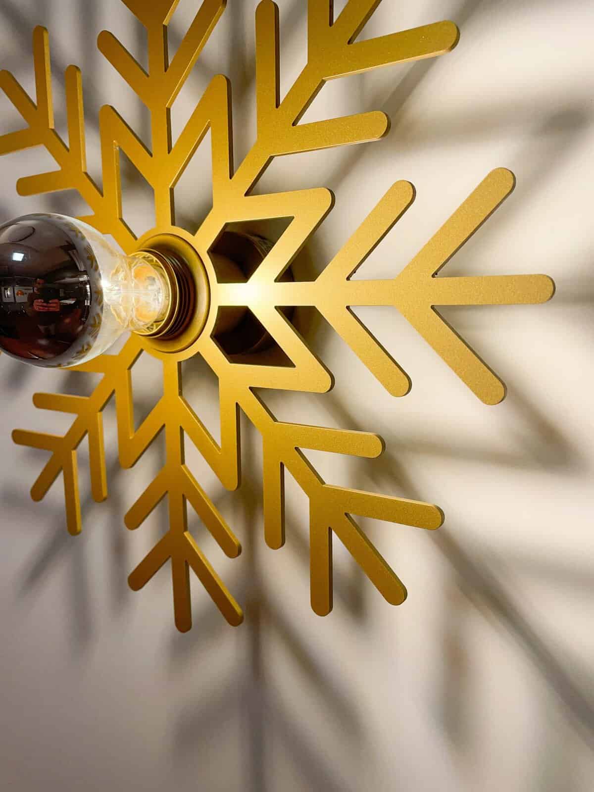 Aplique copo de nieve de Pujol Iluminación, fabricado íntegramente de metal.