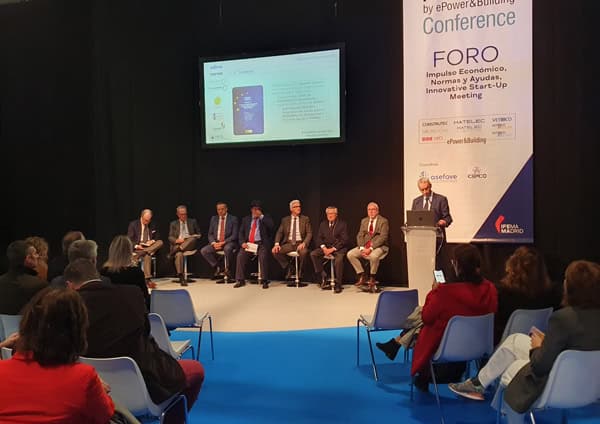 Distintos representantes de las siete entidades presentaron la acción '¿Reformas o rehabilitas?' en la feria Matelec, el pasado 16 de noviembre. De izquierda a derecha: Alfredo Berges, director general de ANFALUM; Alejandro Saenger, secretario general de FACEL; Francisco Alonso, presidente de CONAIF; Ángel Bonet, presidente de APIEM; Eduard Sarto, presidente de ADIME; Benito Rodríguez, presidente AMBILAMP-AMBIAFME y Francesc Acín, presidente de AFME. En el atril, Óscar Querol, director técnico de AFME.