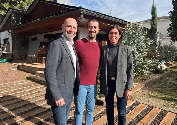 Santiago Trullás, Director General de AC Marca Adhesives, Jorge Marron y Gema Paré, Directora de Marketing de AC Marca Adhesives.