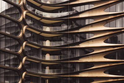 Figura 1. https://www.pexels.com/es-es/foto/edificio-de-hormigon-marron-y-negro-941456/