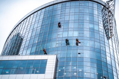 Figura 2. https://www.freepik.es/foto-gratis/trabajadores-lavando-ventanas-edificio-oficinas_7524220.htm#query=vidrio%20construccion&position=30&from_view=search&track=ais&uuid=13958706-5fbd-42f3-96a2-64d9ee2a3d5f