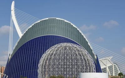 Figura 3. https://www.pexels.com/es-es/foto/edificio-de-oficinas-moderno-contra-el-cielo-256090/