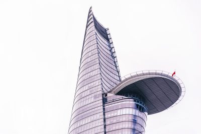 Figura 5. https://www.pexels.com/es-es/foto/edificio-de-muro-cortina-bajo-un-cielo-blanco-1574097/