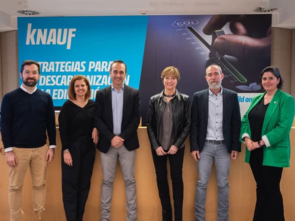De izquierda a derecha: Miguel Díaz, arquitecto socio del estudio Ruiz Larrea; Cristina Sendra, directora técnica Eco Intelligent Growth; Pablo Maroto, director de Marketing y técnico de Knauf Iberia; Anna Guanter, responsable de Innovación en la Promotora Culmia; Alfons Ventura Technical staff en el GBCe; y Dolores Huerta, directora general de GBCE.