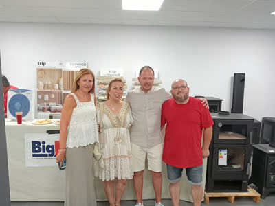 Maria Teresa Rivas, propietaria de BigMat Carlos Rivas; Pilar Martinez, alcaldesa de La Adrada; Jose Carlos Rivas, propietario de BigMat Carlos.