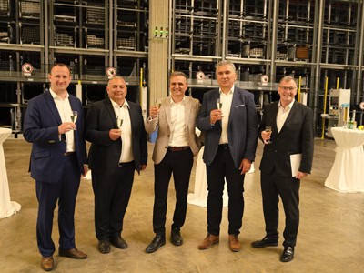 El administrador del distrito Christian Herrgott, el alcalde Marco Seidel (Tanna), Tino Albert (director general de Tecnología y Finanzas de GEALAN), Ivica Maurović (director de GEALAN), Jans-Jürgen Wittig (arquitecto)