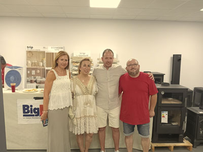 María Teresa Rivas, propietaria de BigMat Carlos Rivas; Pilar Martínez, alcaldesa de La Adrada; José Carlos Rivas, propietario de BigMat Carlos