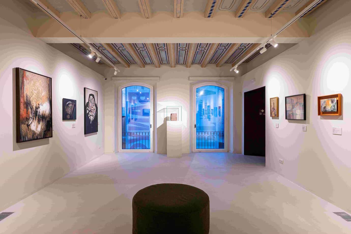 Sala principal con balcones originales y techos restaurados del siglo XIX 