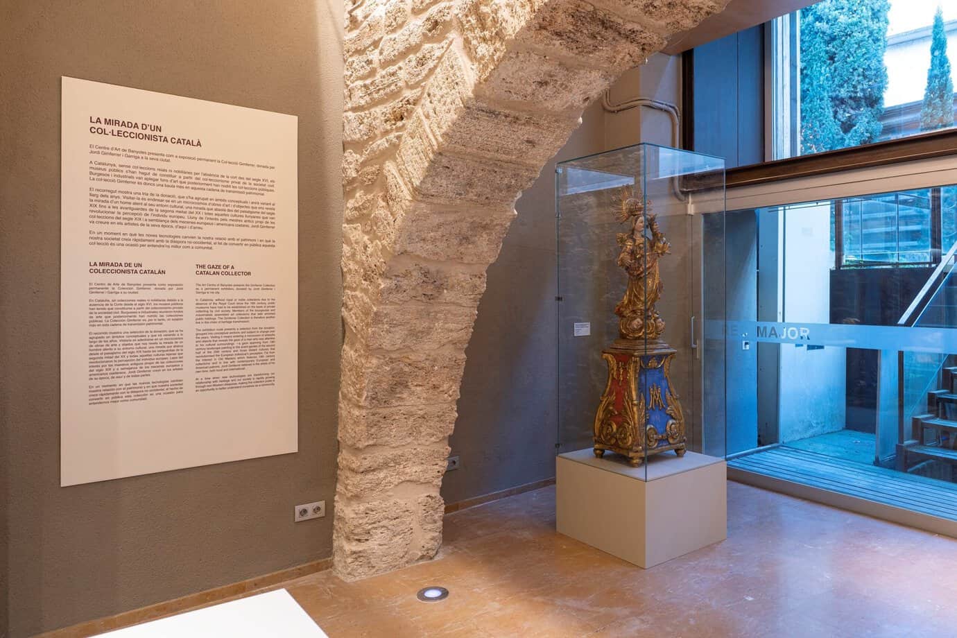 Arco medieval original junto a cristalería y pieza de la colección 