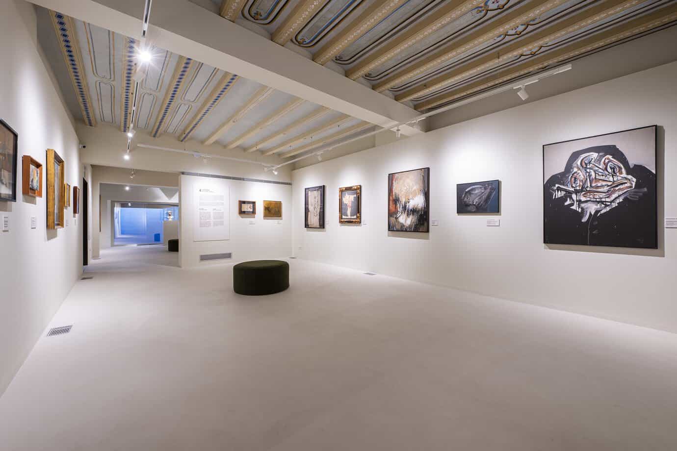 Sala de exposiciones con techos del siglo XIX restaurados 