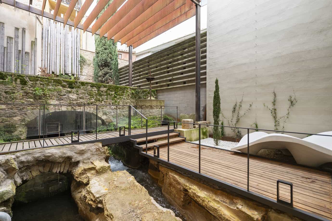 Patio de Cal Moliner: restos arqueológicos integrados con pasarelas de madera 