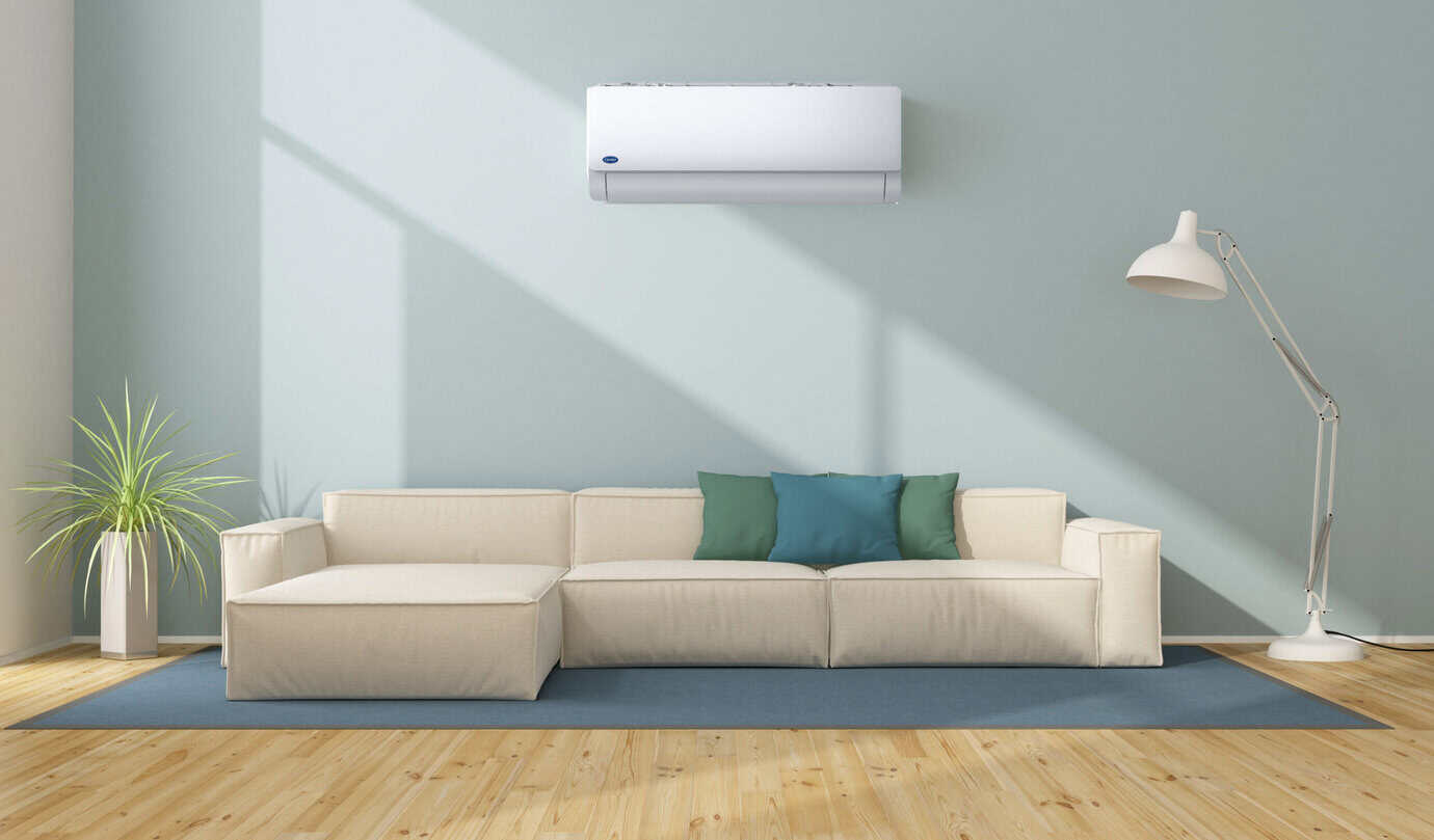 Unidad interior del aire acondicionado split Carrier Ambi QCE instalado en salón residencial con diseño compacto y elegante