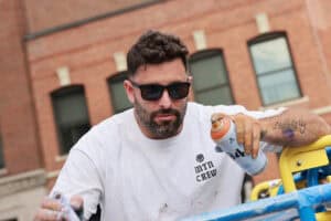 El artista urbano español Belin trabajando en uno de sus murales, ganador del Premio Street Deco en los IV Premios Escala de Interiorismo 2026