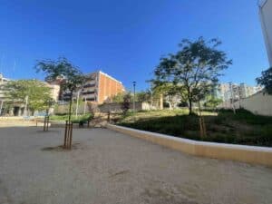 Nuevo eje verde Molí Nou-Cooperativa en la calle Primer de Maig de Sant Boi de Llobregat, proyecto de renaturalización urbana con materiales de BigMat Garro