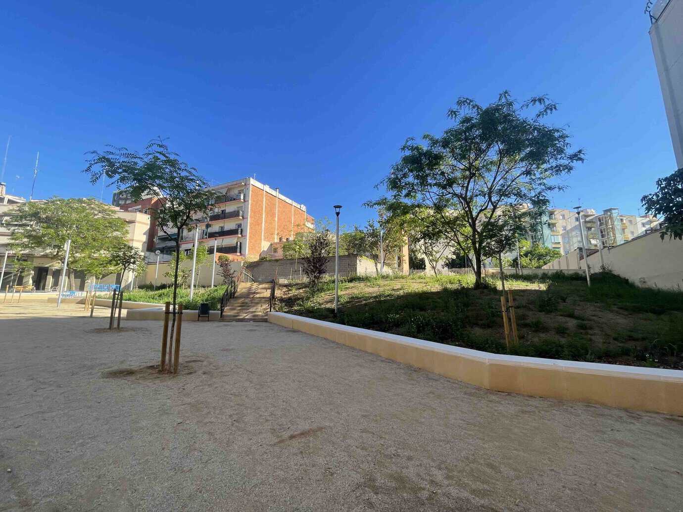 Nuevo eje verde Molí Nou-Cooperativa en la calle Primer de Maig de Sant Boi de Llobregat, proyecto de renaturalización urbana con materiales de BigMat Garro