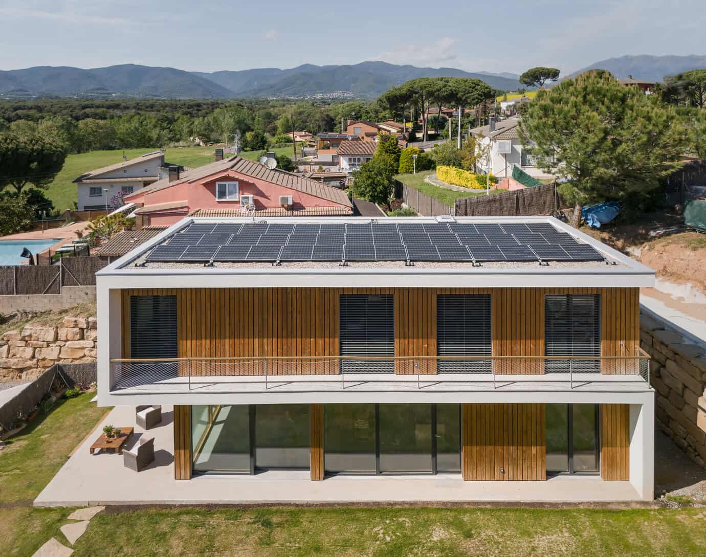 Vista aérea de Can Naiades, vivienda unifamiliar certificada Passivhaus Plus en Sant Julià d'Alfou, Barcelona, con paneles solares y aislamiento Knauf Insulation