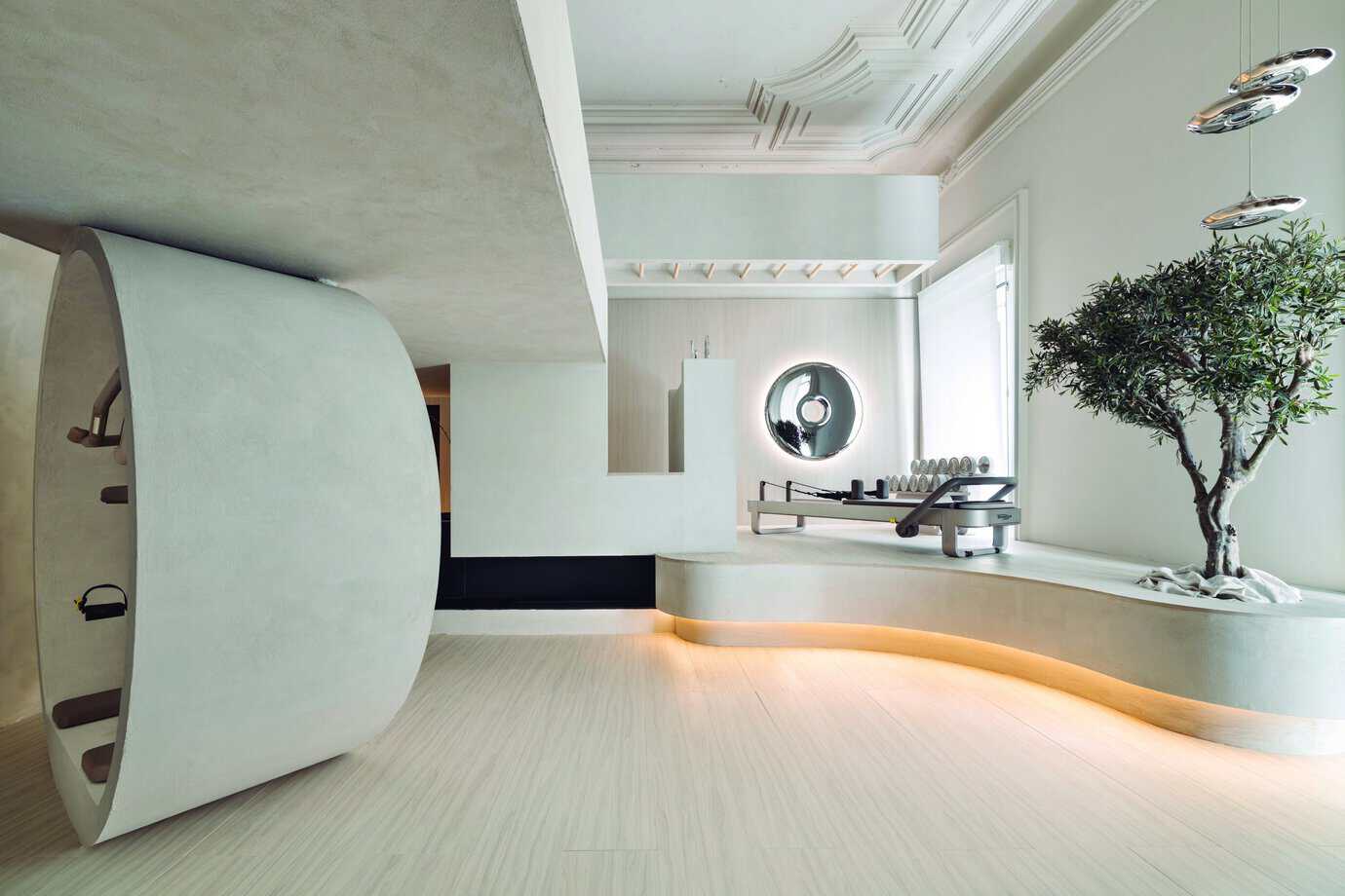 Loft Sand Stone diseñado por Héctor Ruiz Velázquez para Technogym con materiales ALVIC en Casa Decor 2026