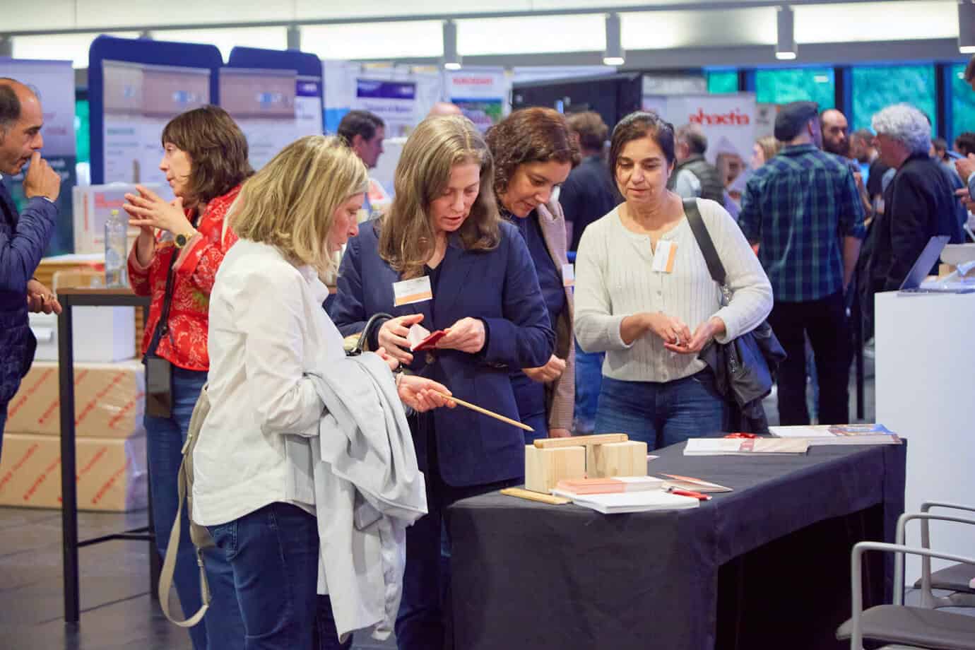 Profesionales del sector visitando la zona expositiva del Fórum Internacional de Construcción con Madera en el Palacio de Congresos Baluarte de Pamplona