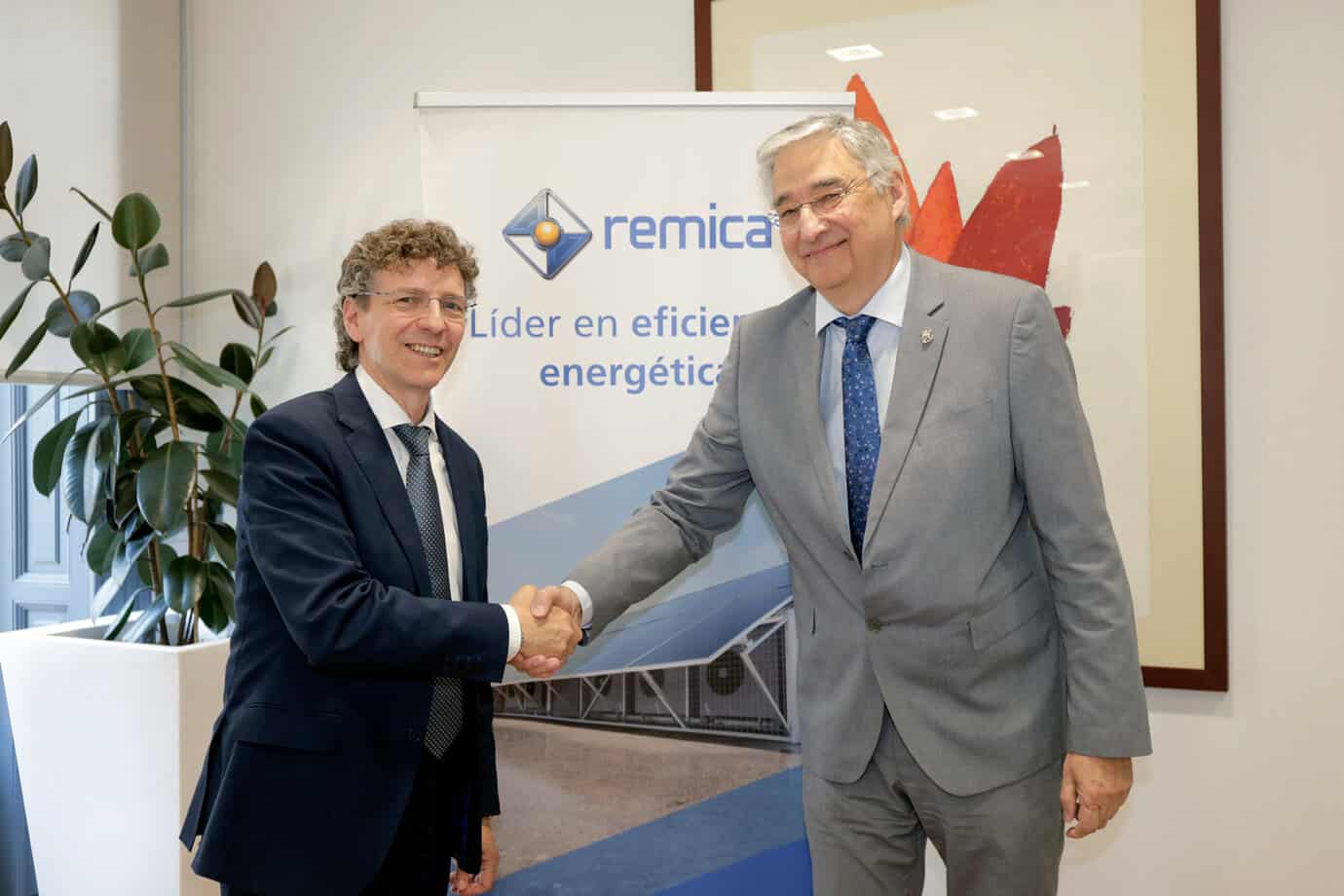 Antonio Ocaña de Remica y Gregorio Díaz Están del Colegio de Aparejadores de Madrid tras la firma del acuerdo de eficiencia energética