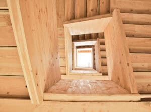 Interior de edificio con estructura CLT de madera laminada cruzada fabricado por Madergia, con escaleras y forjados de madera vista