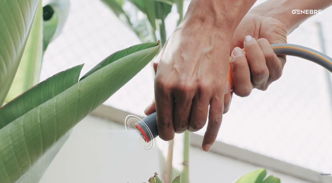 Válvula de esfera para manguera Genebre en uso para riego de jardín exterior en temporada de verano