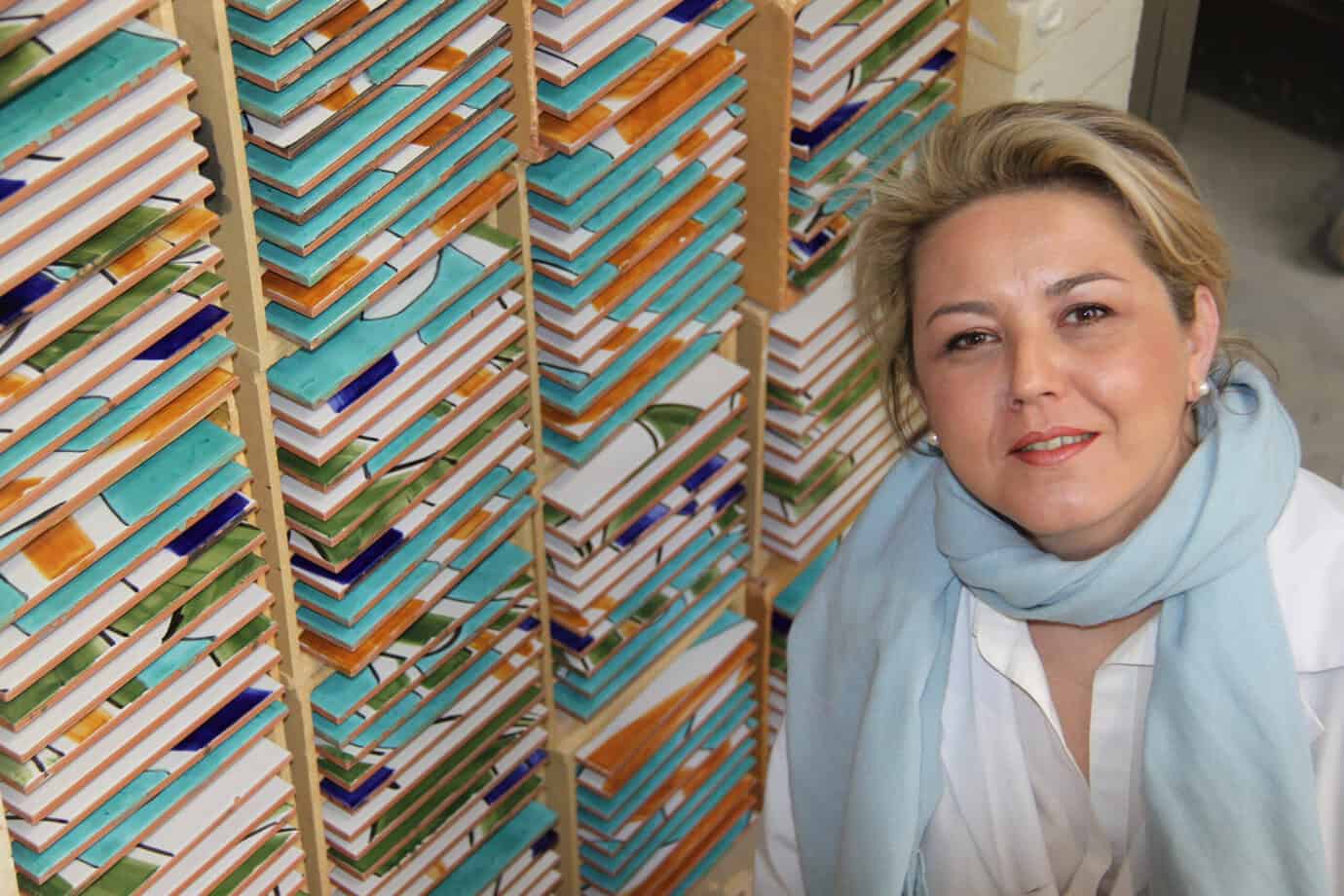 Mónica García del Pino, maestra artesana de Cerámica Artística San Ginés, ganadora del Premio Pieza de Diseño en los IV Premios Escala 2026