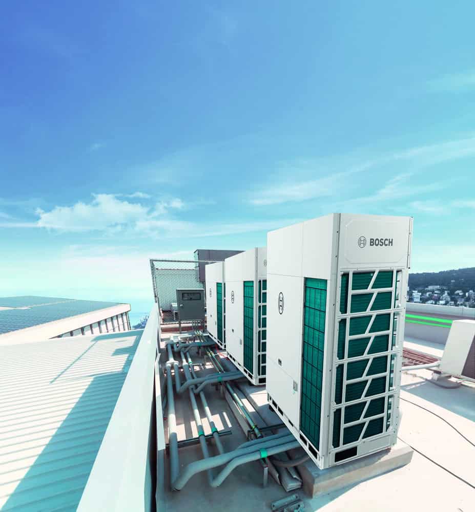Unidades exteriores del sistema VRF Bosch Air Flux AF5301 instaladas en la cubierta de un edificio comercial