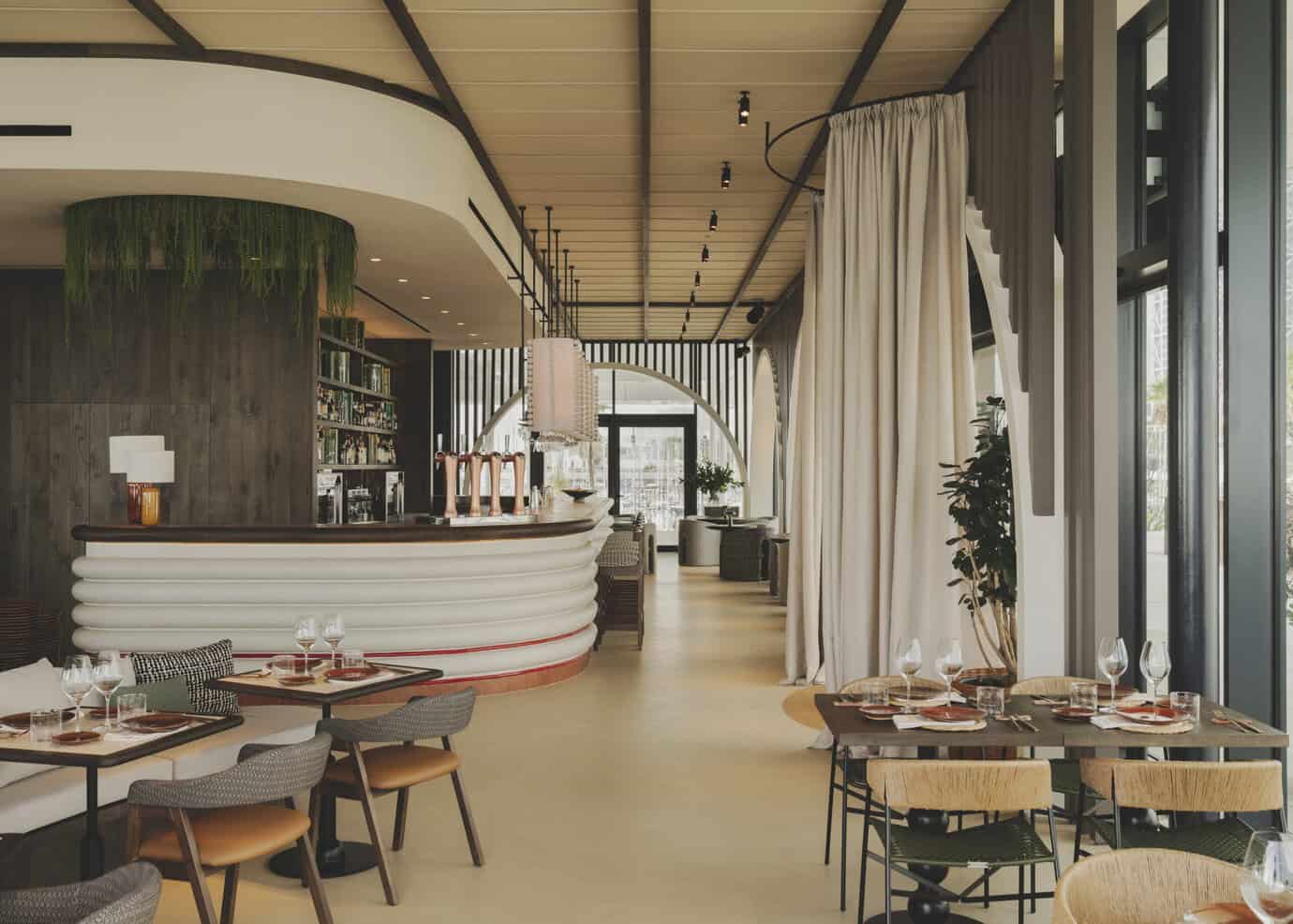 Interior del Restaurante Eldelmar de los Hermanos Torres en el Puerto Olímpico de Barcelona, diseñado por Trenchs Studio, ganador del Premio Escala Espacio Gastronómico 2026