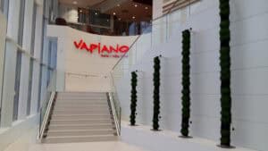 Barandilla de vidrio SADEV SABCO instalada en escalera de espacio público con certificación CTE para uso de alta concurrencia
