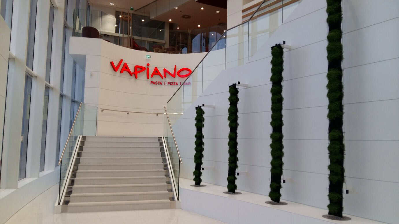 Barandilla de vidrio SADEV SABCO instalada en escalera de espacio público con certificación CTE para uso de alta concurrencia