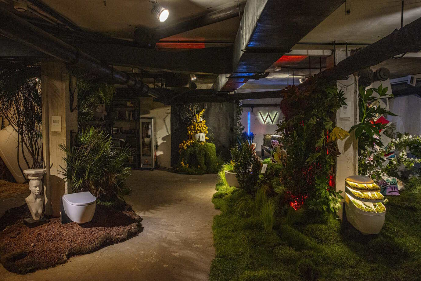 Interior de la exposición Tienes una flor de Geberit en White Lab Madrid, con instalaciones de diseño que reinterpretan el inodoro como pieza de arte