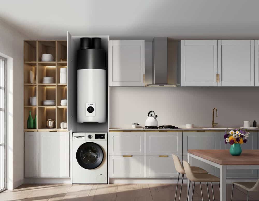 Bomba de calor para agua caliente sanitaria Bosch Compress 5001 DW instalada en armario de cocina residencial