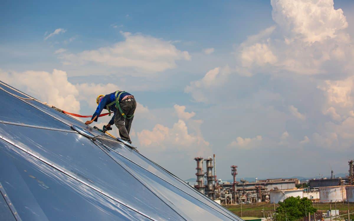 rehabilitacion-fachadas-descuelgue-altura.jpgOperario especializado realizando trabajos verticales en altura sobre cubierta metálica en proyecto de rehabilitación de edificio