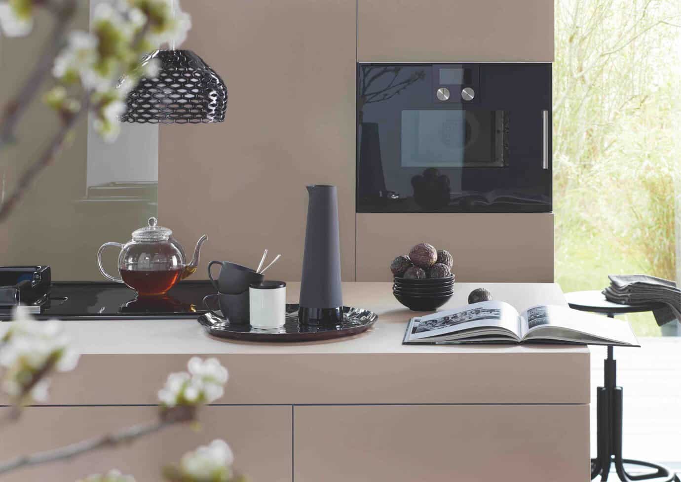 Cocina contemporánea con mobiliario de acabado continuo gracias al canto láser RAUKANTEX pro de REHAU Interior Solutions