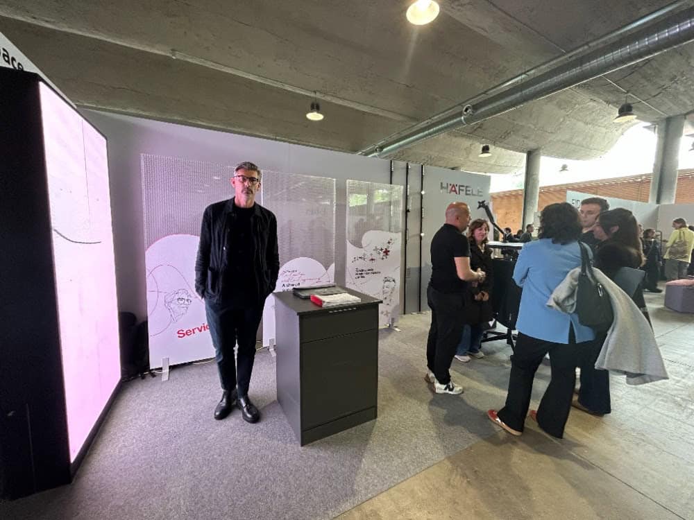 Stand de Häfele en Workspace Spain 2026 con el concepto Transparent Engineering junto al diseñador JM Ferrero y profesionales del sector del diseño de espacios de trabajo