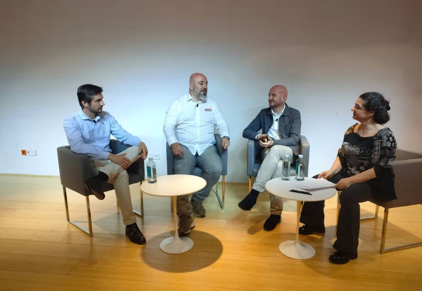 Daniel Zueco, del departamento de Arquitectura de Grupo Ayuso (el tercero por la izquierda), durante la jornada sobre Sistemas de Carpinterías, organizada por el Colegio de Aparejadores de Madrid.