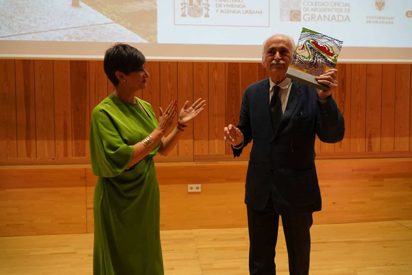 Isabel Rodríguez y Víctor López Cotelo en el acto de entrega del Premio Nacional de Arquitectura 2024. © MIVAU