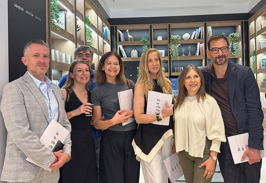 Varios interioristas con la nueva Guía durante la presentación en Madrid