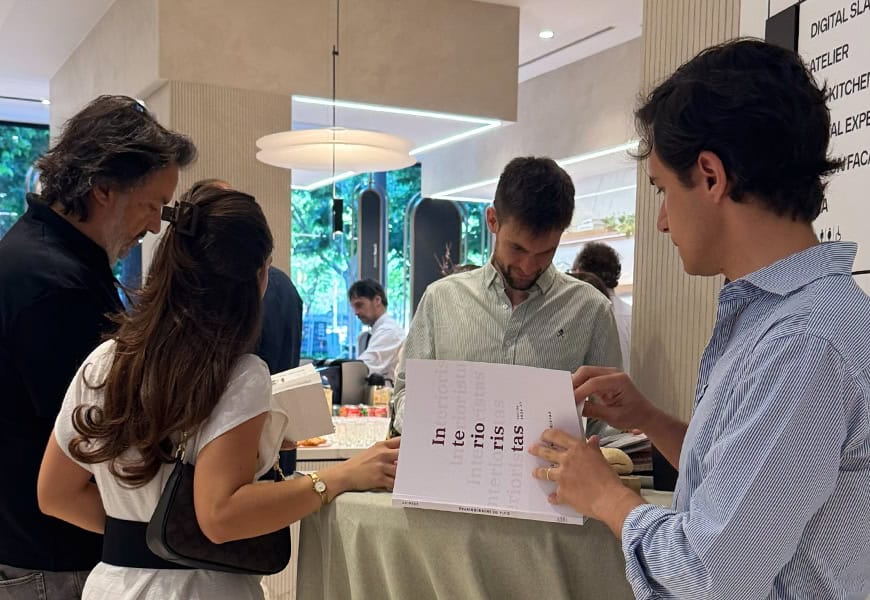 Interioristas y anunciantes hojean la nueva edición de la Guía durante el encuentro