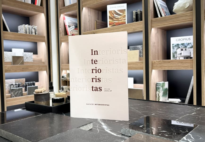 Ejemplar de la Guía de Interioristas 2026-2027 de Editorial Protiendas sobre encimera de mármol en el showroom de Cosentino