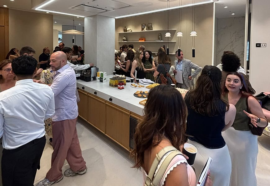 Ambiente de networking durante la presentación de la Guía de Interioristas en Madrid