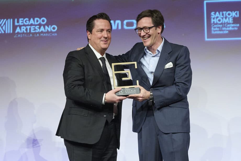 Henry Berczely, CEO de IDEQUO, entrega el Premio Excelencia Internacional a Ricardo Barroso en la IV edición de los Premios Escala de Interiorismo 2026
