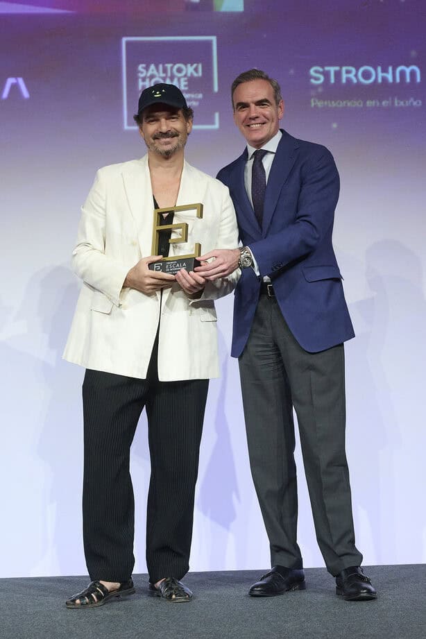 Henry Berczely, CEO de IDEQUO, entrega el Premio Excelencia Internacional a Ricardo Barroso en la IV edición de los Premios Escala de Interiorismo 2026