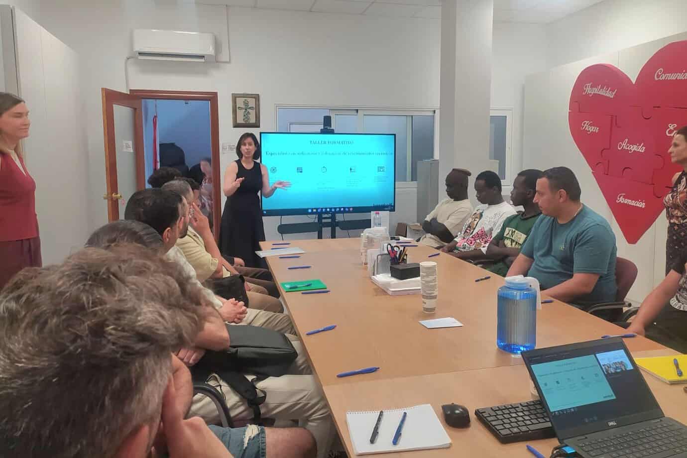 Sesión formativa del taller de Kerakoll y Cáritas Diocesana de Segorbe-Castellón sobre aplicación y colocación de revestimiento cerámico para personas en búsqueda de empleo