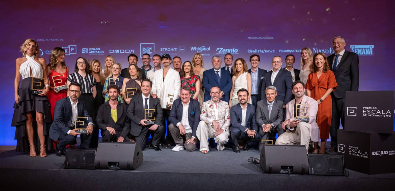 Premiados y entregadores de la IV edición de los Premios Escala de Interiorismo 2026 en el escenario de la Real Fábrica de Tapices de Madrid